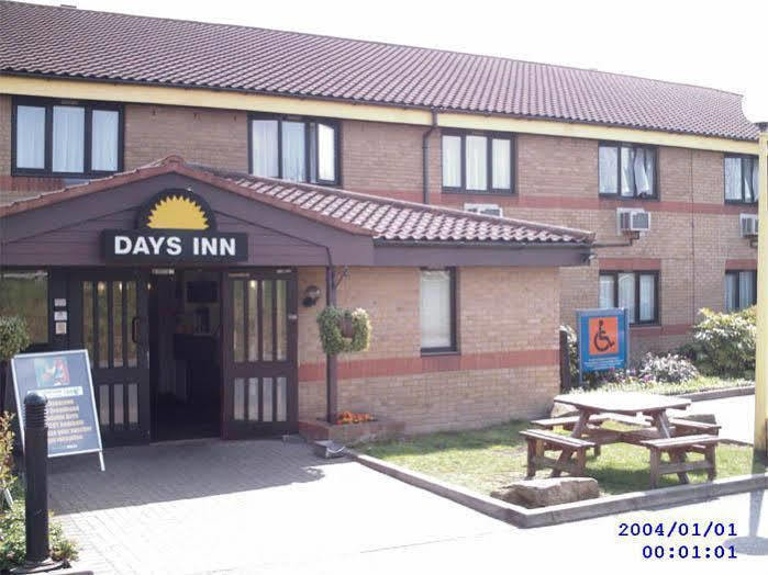 Days Inn By Wyndham London Stansted Airport Birchanger Exterior photo