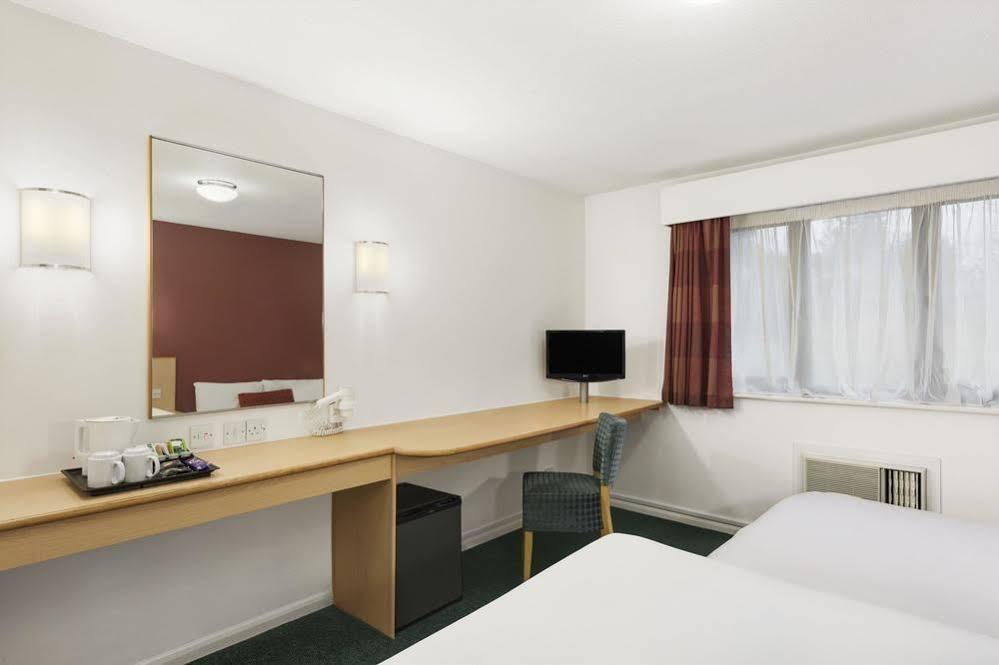 Days Inn By Wyndham London Stansted Airport Birchanger Exterior photo